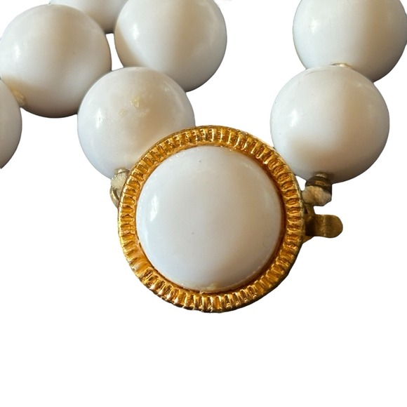 VTG White Beaded Necklace Plastic Individually Knotted 28" Chunky Mid-Century - Picture 3 of 16